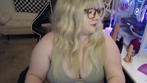 Snapshot of missdanibluee chatting on 12, 12, 2024 missdanibluee online show from 12, 12, 2024