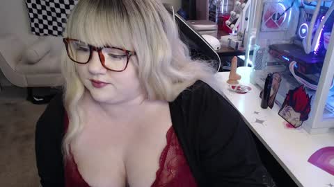 Snapshot of missdanibluee chatting on 5, 2, 2025 missdanibluee online show from 5, 2, 2025