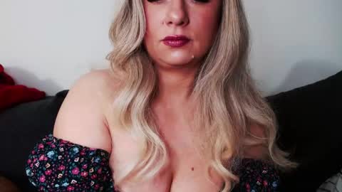 Snapshot of missqueen1416 chatting on 12, 3, 2025 Missqueen1416 online show from 12, 3, 2025