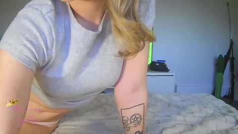Snapshot of misssophie2004 chatting on 11, 9, 2025 online show from 11, 9, 2025