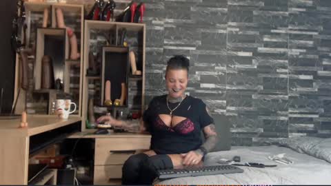 Snapshot of mistress_mirybossy chatting on 3, 12, 2024 Mistress Mirybossy online show from 3, 12, 2024
