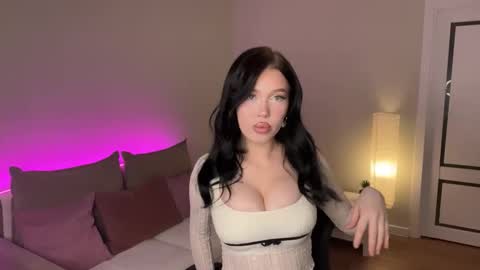 Mia online show from 4, 12, 2025