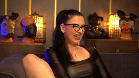 Snapshot of mistresskellykent chatting on 11, 5, 2026 Mistress Kelly online show from 11, 5, 2026