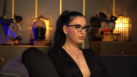 Snapshot of mistresskellykent chatting on 17, 5, 2026 Mistress Kelly online show from 17, 5, 2026