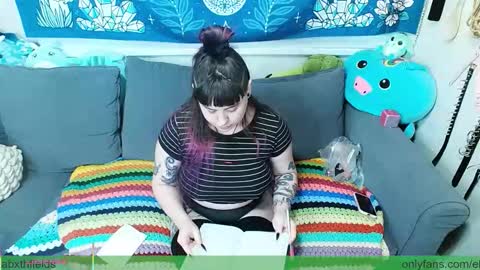 Snapshot of mizz_fieldss chatting on 10, 11, 2025 Elizabxth Fields online show from 10, 11, 2025