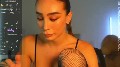 Snapshot of mmmayra_0x chatting on 2, 7, 2026 MAYRA online show from 2, 7, 2026