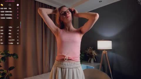 Snapshot of moirebroady chatting on 26, 11, 2025 Laura online show from 26, 11, 2025