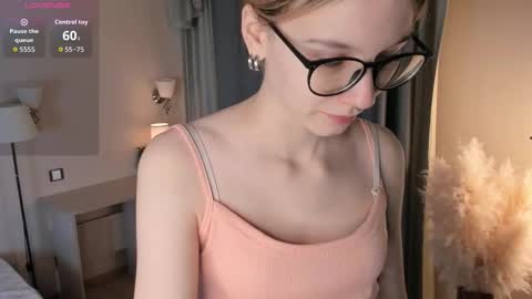 Snapshot of moirebroady chatting on 15, 12, 2025 Laura online show from 15, 12, 2025