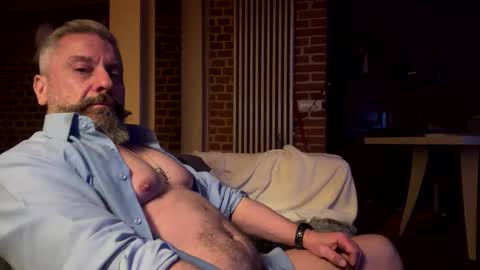 Snapshot of molitsrymale69 chatting on 4, 12, 2025 molitsrymale69 online show from 4, 12, 2025