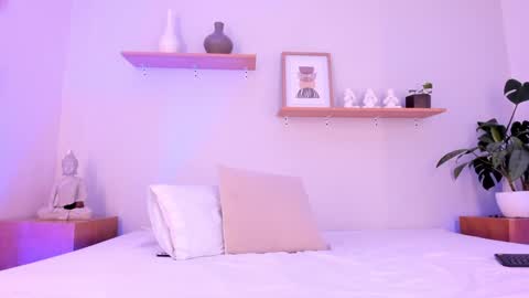 M o L l i E  online show from 2, 2, 2025