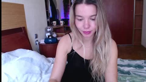Snapshot of molly_bell chatting on 24, 4, 2026 Molly online show from 24, 4, 2026