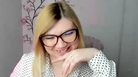Snapshot of molly_moree chatting on 27, 4, 2026 Molly online show from 27, 4, 2026