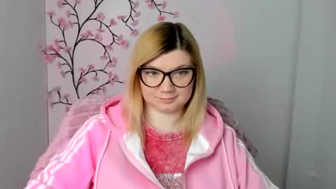 Snapshot of molly_moree chatting on 2, 5, 2026 Molly online show from 2, 5, 2026