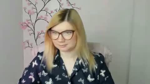Snapshot of molly_moree chatting on 18, 5, 2026 Molly online show from 18, 5, 2026