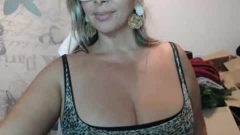 Snapshot of mollybunny01 chatting on 28, 11, 2025 Molly Bunny online show from 28, 11, 2025