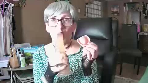 Snapshot of mommamadesissy chatting on 11, 4, 2026 Bink online show from 11, 4, 2026