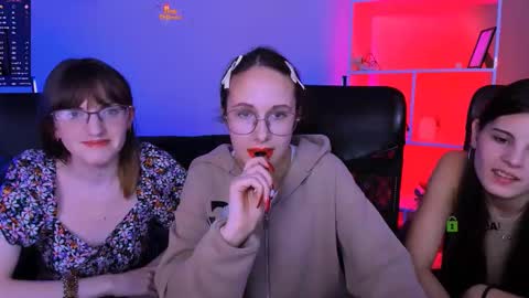 Mona  online show from 5, 11, 2025