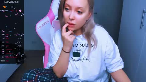 Snapshot of monalauu chatting on 26, 12, 2024 online show from 26, 12, 2024