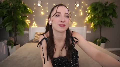 Snapshot of monamourrrr chatting on 2, 1, 2025 Taina online show from 2, 1, 2025