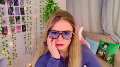 Snapshot of moon__bunny chatting on 28, 9, 2025 Moon  Bunny online show from 28, 9, 2025