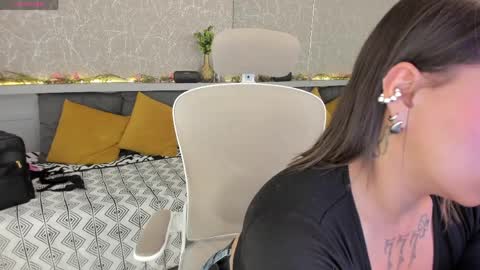 Snapshot of moon_lightt9 chatting on 21, 4, 2026 Sarah online show from 21, 4, 2026