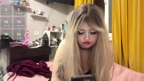 Snapshot of moonluvv3 chatting on 19, 7, 2026 Lyn online show from 19, 7, 2026