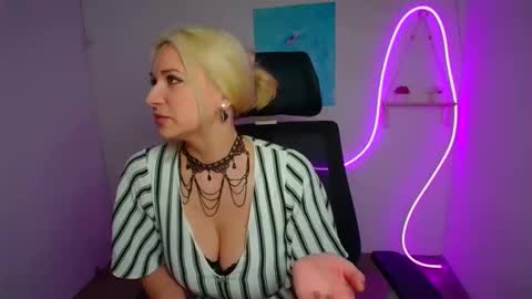 Snapshot of moonsusanna chatting on 3, 4, 2026 Susanna online show from 3, 4, 2026