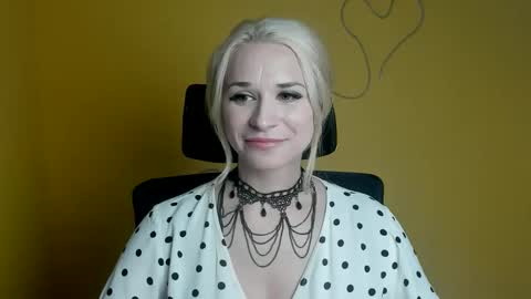 Snapshot of moonsusanna chatting on 13, 4, 2026 Susanna online show from 13, 4, 2026