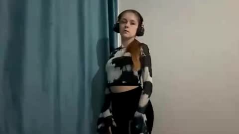 Snapshot of mozelleberendt chatting on 26, 11, 2025 Jenny online show from 26, 11, 2025