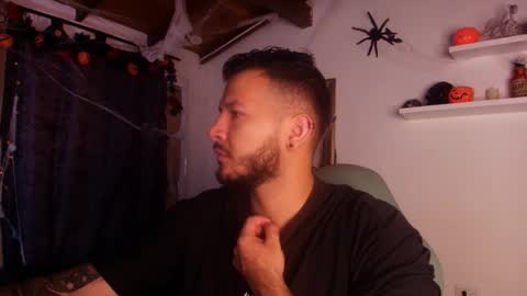 Snapshot of mr_mikee_ chatting on 31, 10, 2025 MIKEE online show from 31, 10, 2025