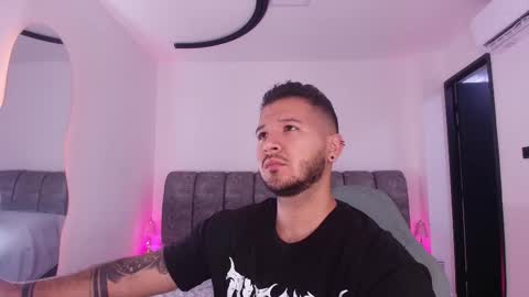 MIKEE online show from 4, 2, 2026