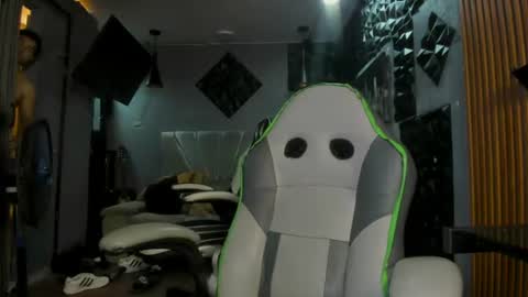 Snapshot of mr_mois chatting on 18, 6, 2026 mr_mois online show from 18, 6, 2026