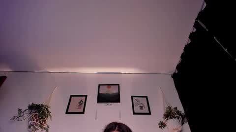 Snapshot of mrbuu_ chatting on 5, 10, 2025 Laura online show from 5, 10, 2025