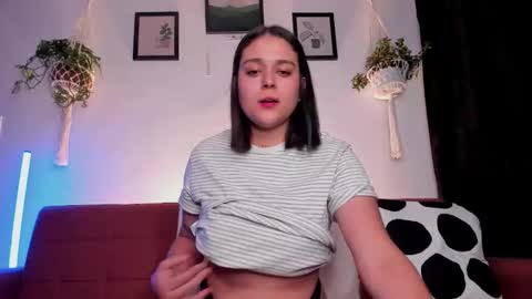 Snapshot of mrbuu_ chatting on 11, 10, 2025 Laura online show from 11, 10, 2025