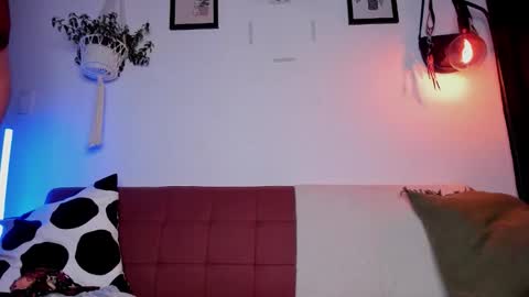 Snapshot of mrbuu_ chatting on 17, 12, 2025 Laura online show from 17, 12, 2025