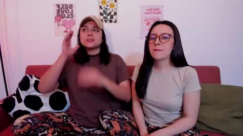 Snapshot of mrbuu_ chatting on 13, 4, 2026 Laura online show from 13, 4, 2026