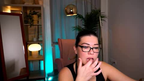 Snapshot of mrsfllowerr chatting on 28, 11, 2025 Tamara online show from 28, 11, 2025