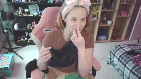 Snapshot of msmallow chatting on 17, 12, 2025 Mallow online show from 17, 12, 2025