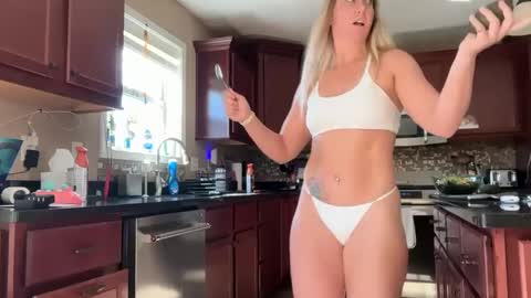 Snapshot of musclemommy92 chatting on 8, 10, 2025 musclemommy92 online show from 8, 10, 2025