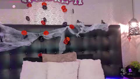 naiaramasson_ online show from 23, 10, 2025