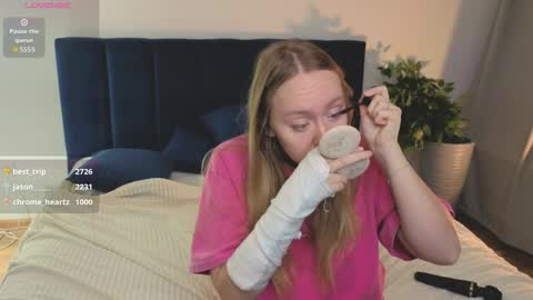 Snapshot of nanami_v02 chatting on 8, 11, 2025 Maeve online show from 8, 11, 2025