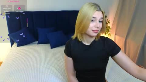 Snapshot of nanami_v02 chatting on 25, 11, 2025 Maeve online show from 25, 11, 2025