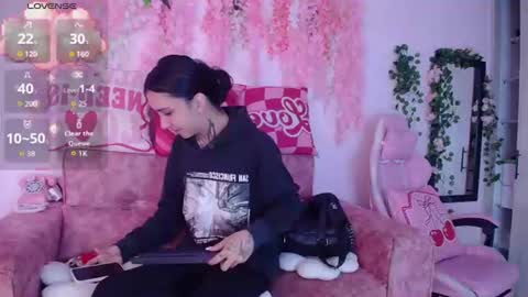 Snapshot of naomi_femme chatting on 22, 6, 2026 naomi_femme online show from 22, 6, 2026
