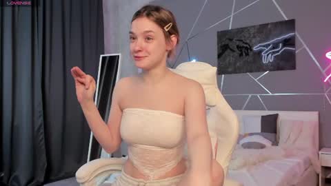 Snapshot of naomi_reiss chatting on 9, 7, 2026 naomi_reiss online show from 9, 7, 2026