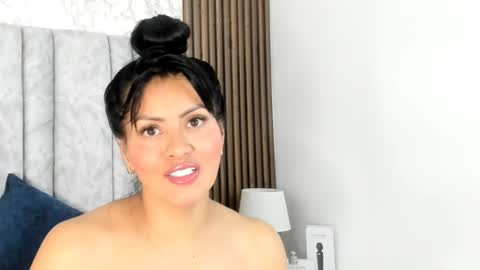 Naomy Smith online show from 18, 1, 2025