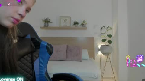 Snapshot of nataly_rodri chatting on 5, 4, 2026 Nataly online show from 5, 4, 2026