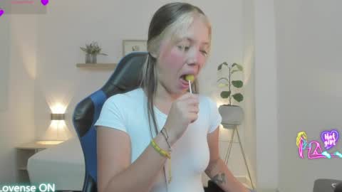 Snapshot of nataly_rodri chatting on 9, 4, 2026 Nataly online show from 9, 4, 2026