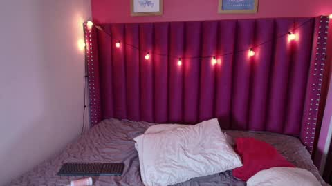 Gwen  online show from 13, 1, 2025