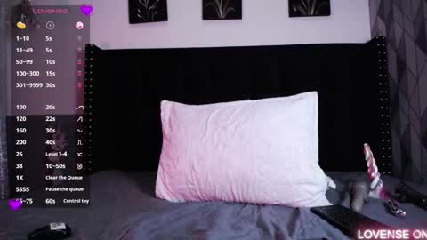 Gwen  online show from 11, 3, 2025