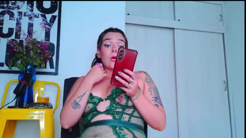 Snapshot of naughty_em_17 chatting on 5, 4, 2026 Em please help me reach 100 thumbs up 3 online show from 5, 4, 2026